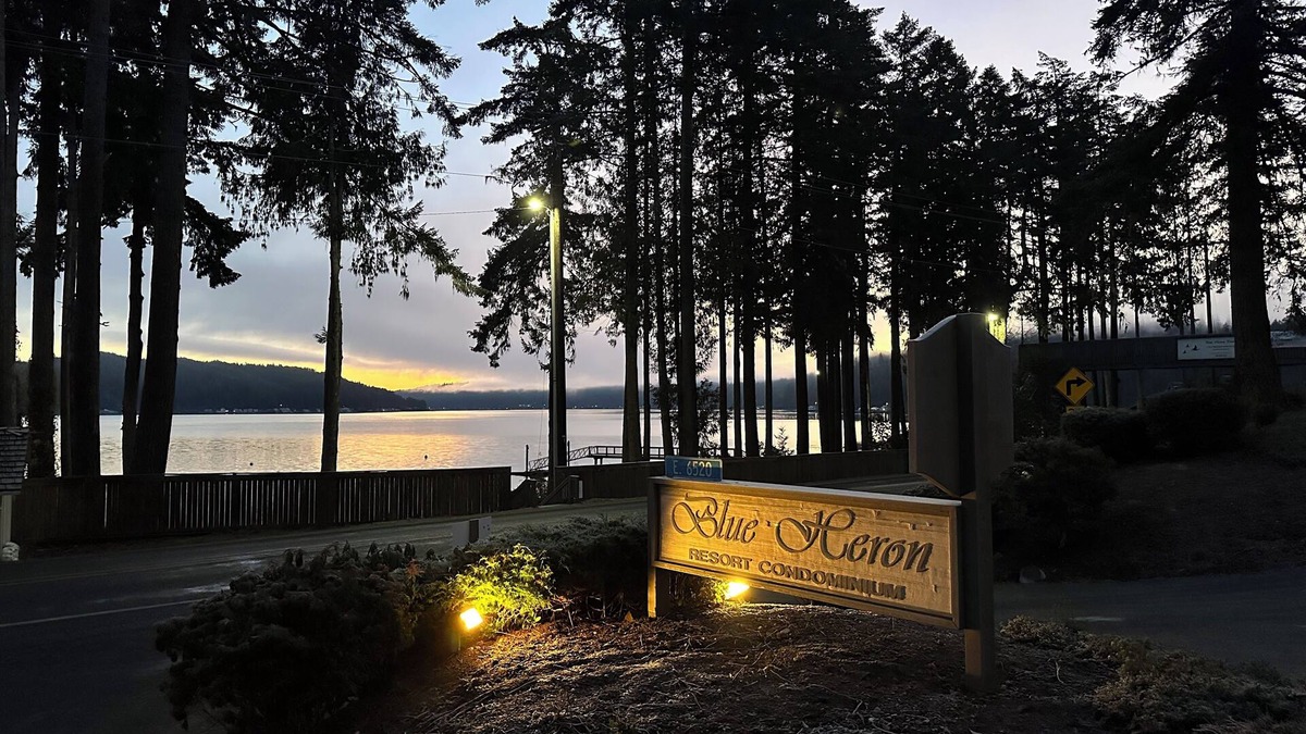 Union Condo | 2-bedroom condo with pool, hot tub, WiFi, fitness room in welcoming Union, WA