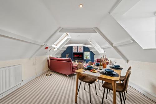 Cirencester Apartment | 2-Bedroom Cotswolds Chic, Cosy & Tranquil Retreat, Norcote Loft, Sleeps 3, With Private Parking! - by Blue Puffin Stays