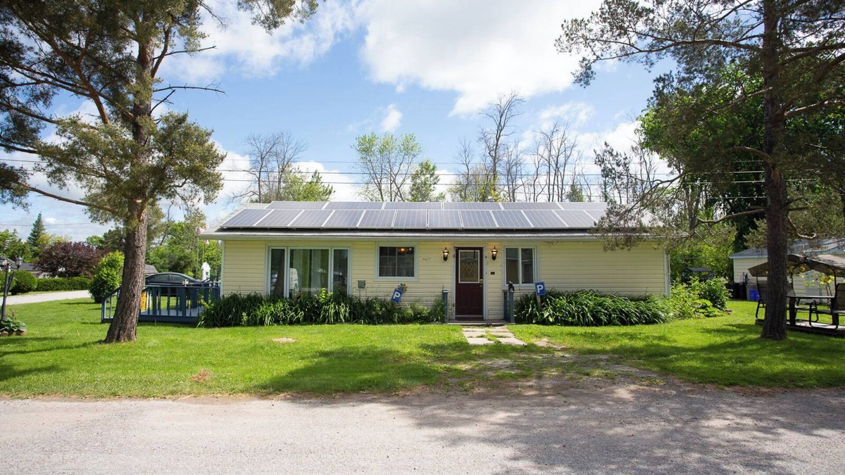 Kawartha Lakes House | 2-Bedroom Cottage Steps from Sandy Beach for fishing, boating, and Firepits