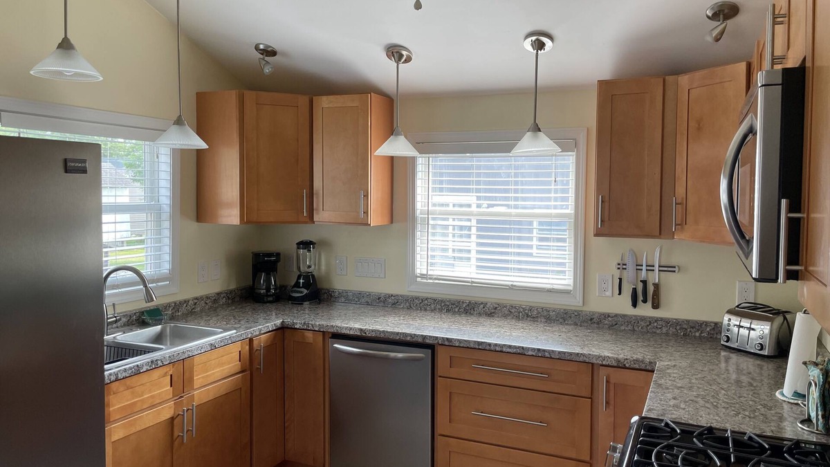 Irving Cottage | 2 bedroom cottage -5 Min. walk to Sunset Bay Beach-Lake Erie- fishing