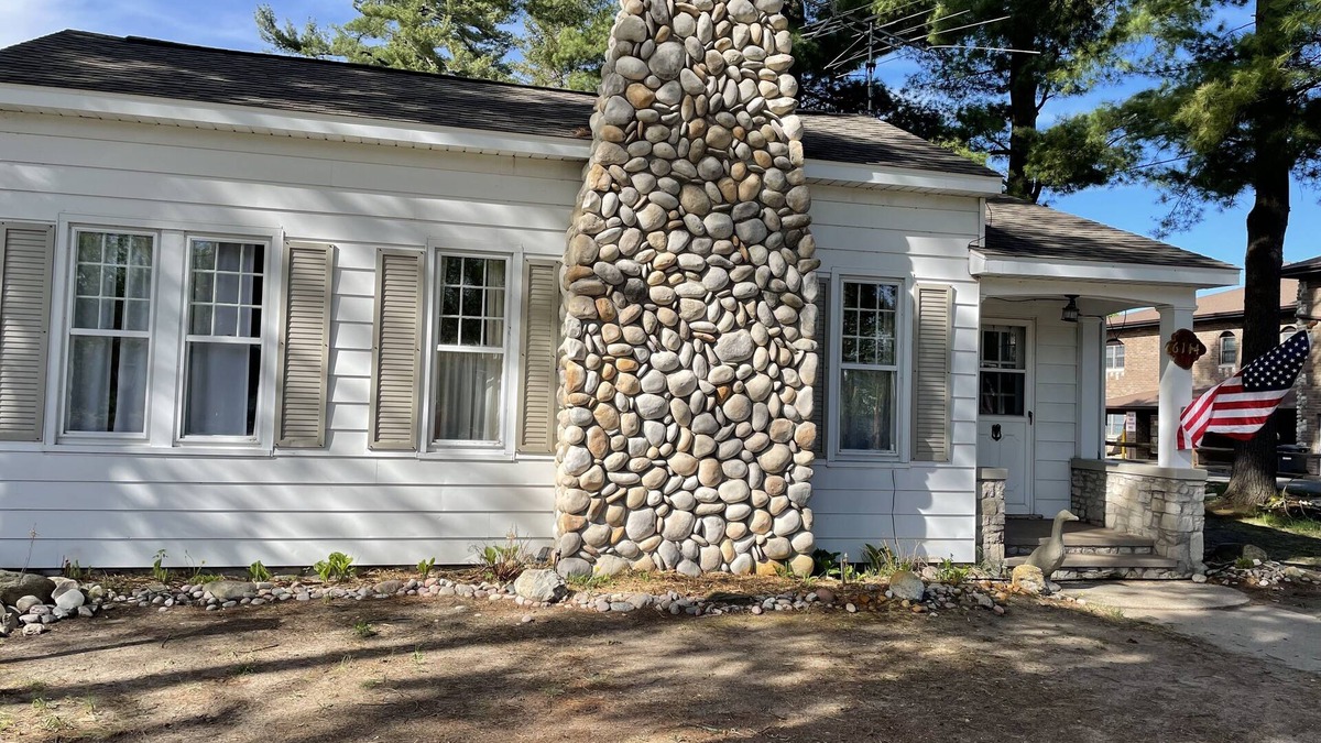 Indian River Cabin | 2-bedroom cottage just a short walk to downtown Indian River, beaches/Burt Lake