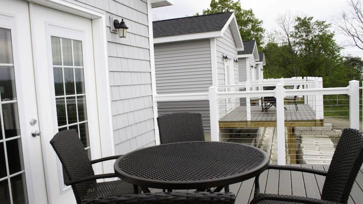 Valois Cottage | 2 Bedroom Cottage with Beautiful Lake Views