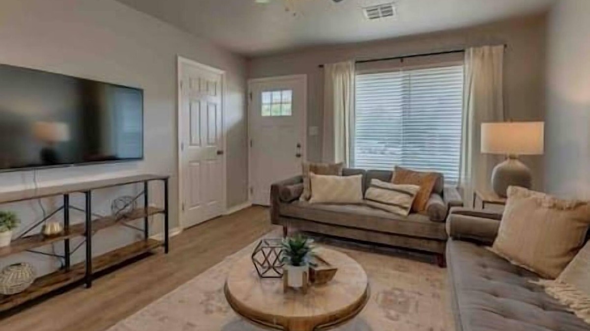 Edmond House | 2-Bedroom Cottage w/KING bed