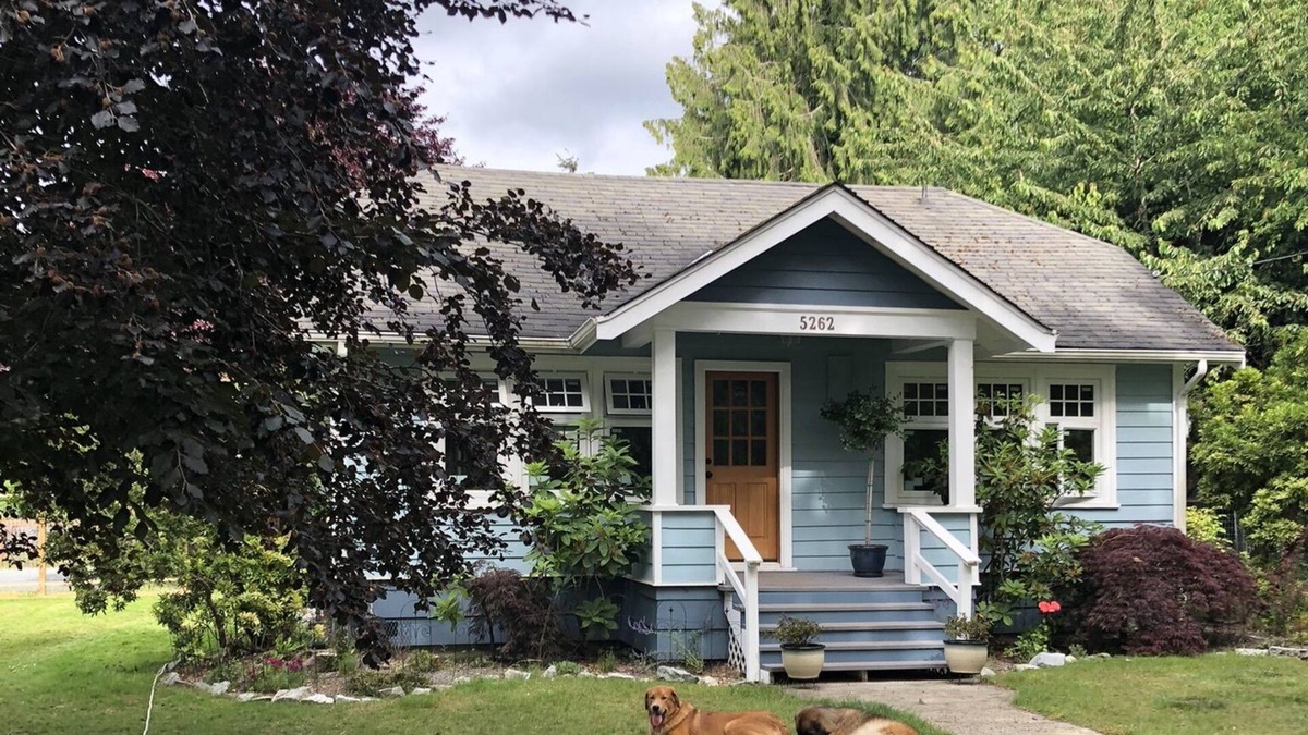 Powell River House | 2 Bedroom Country Cottage with Fully Fenced Yard