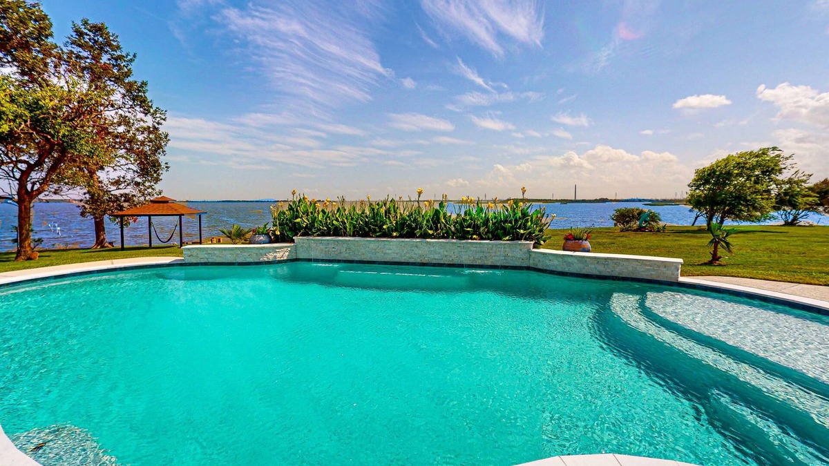 Barrett House | 2-bedroom cozy guest home with, gym, patio, shared pool and views