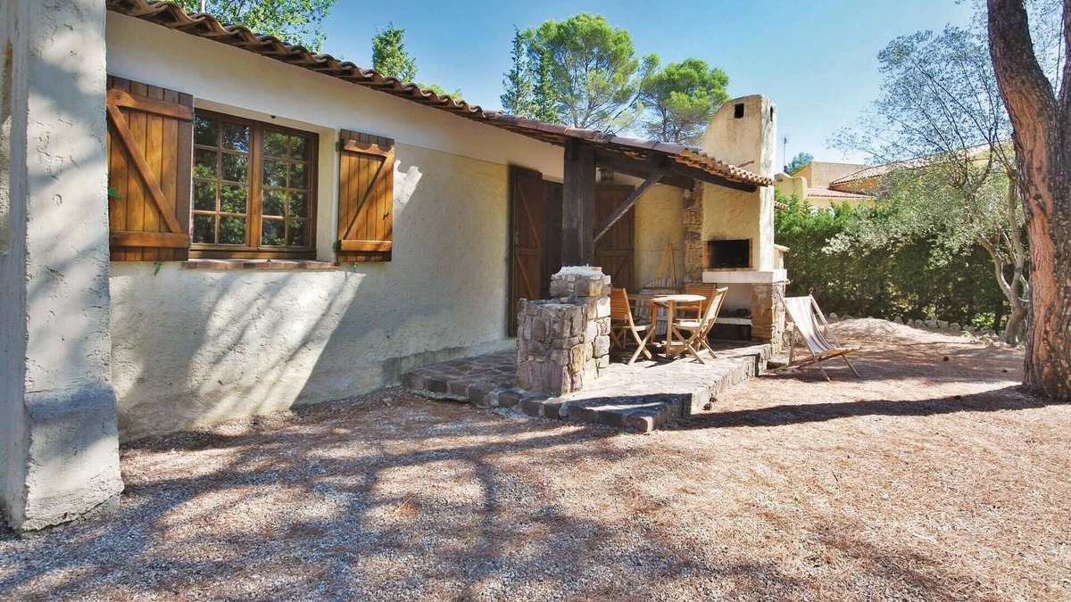 La Bouverie House | 2 bedroom cozy home in La Bouverie