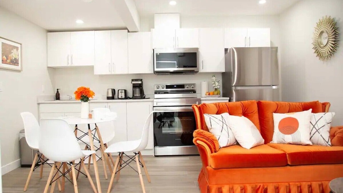 Saskatoon House | 2 Bedroom Cozy Suite in Kensington