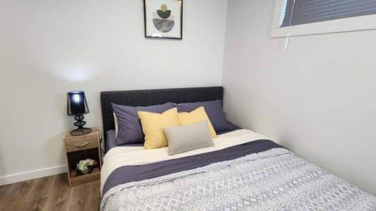 Saskatoon House | 2 Bedroom Cozy Suite in Rosewood
