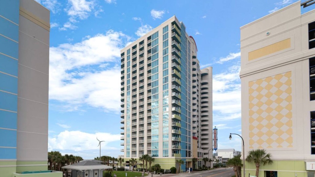 Williamsburg House | 2 Bedroom Deluxe suite in the heart of Myrtle Beach!