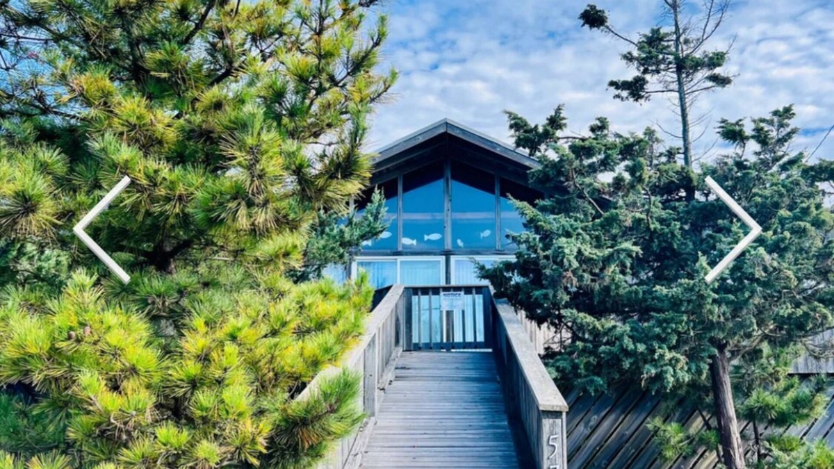 Long Island House | 2-bedroom designer bungalow with 1GB FiOS, AC, steps from the 2025 PINES PARTY