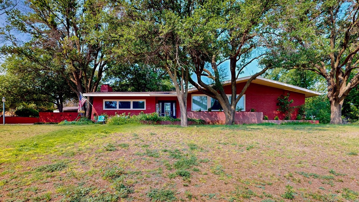 Lubbock House | 2 Bedroom Dog Friendly Main Home with enclosed backyard