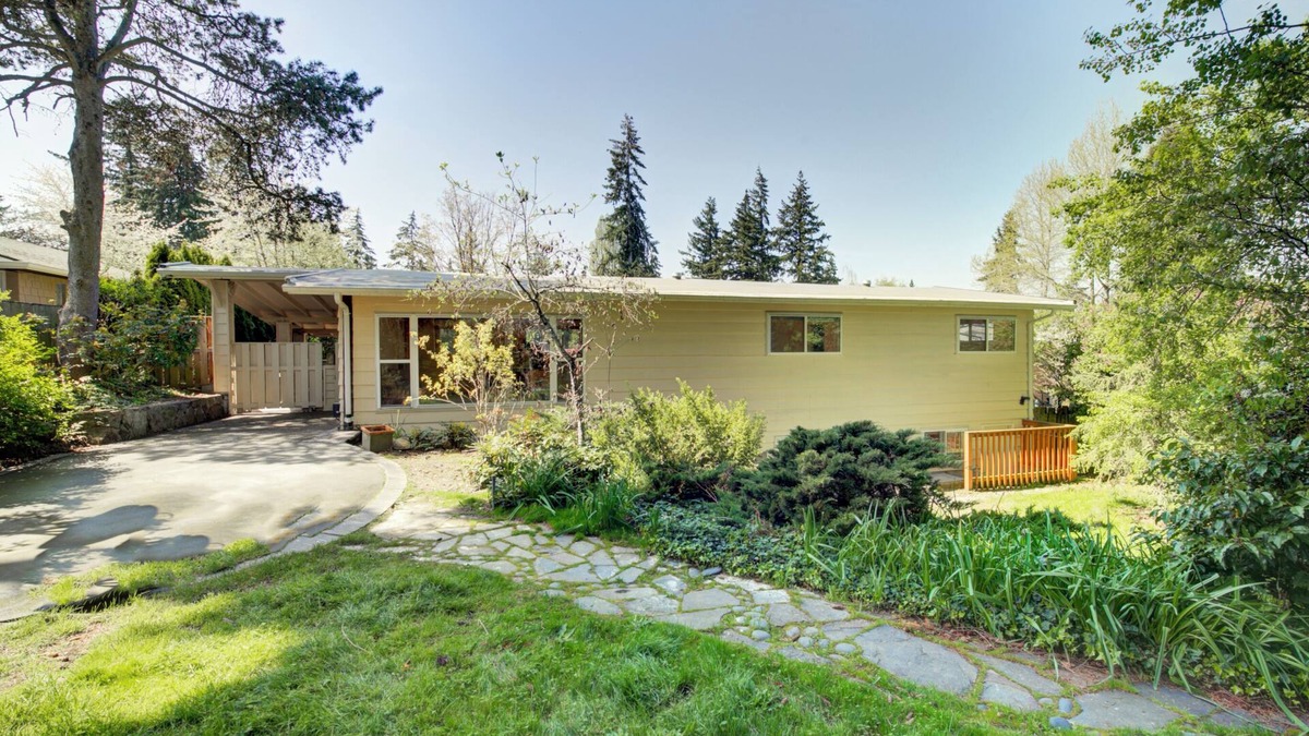 Mercer Island House | 2-bedroom downstairs unit in fabulous Mercer Island