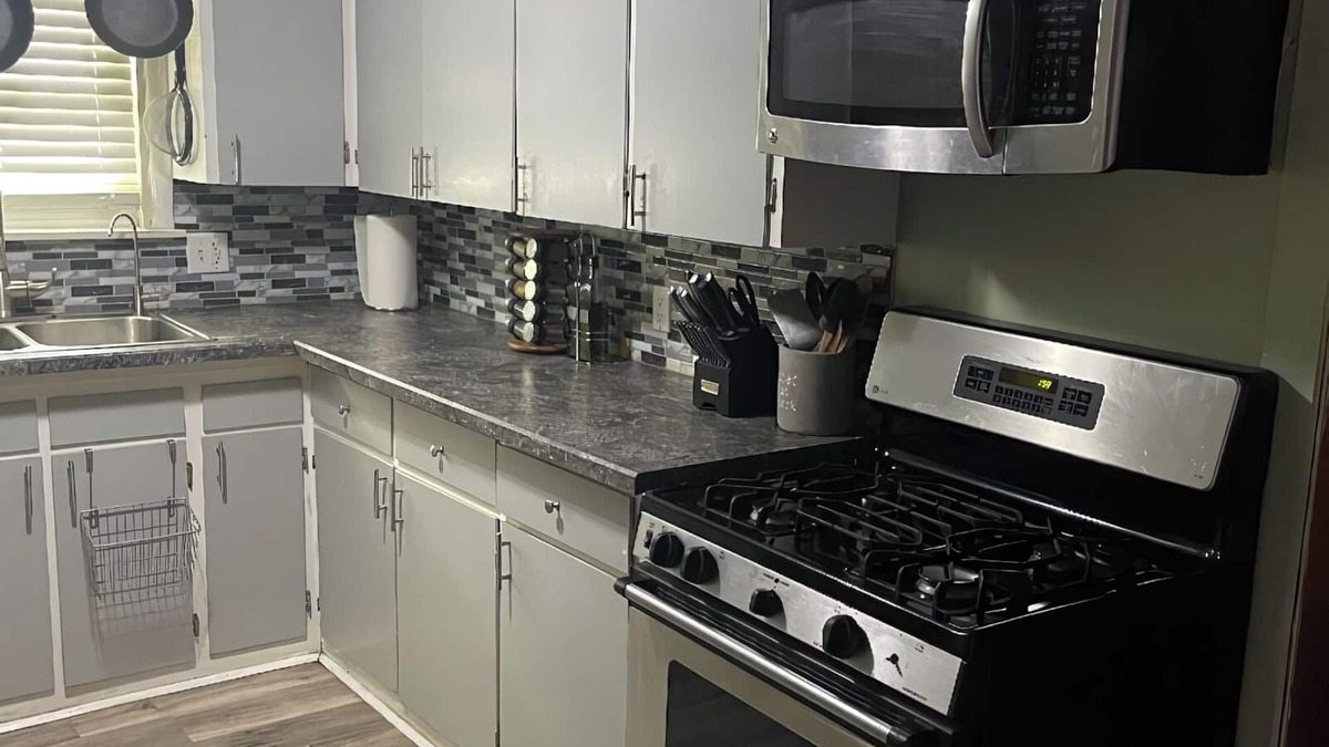 Creston Heights House | 2 bedroom duplex, WiFi, Fenced in yard. Pets Welcome 30+ day rental