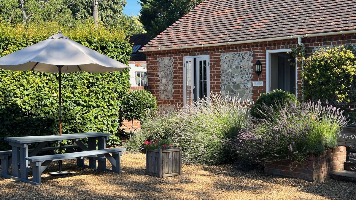 Winterbourne Earls Cottage | 2 Bedroom Executive Suite