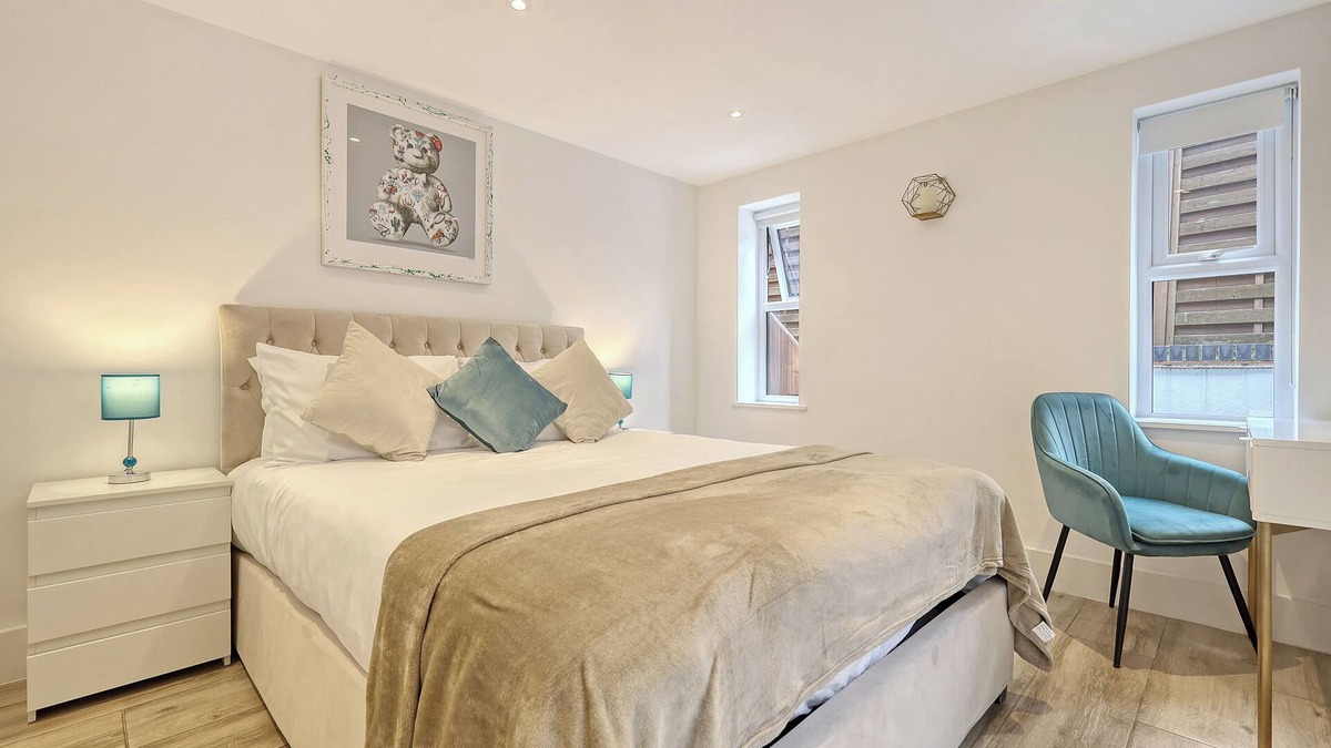 Snaresbrook Apartment | 2 Bedroom, extra stylish, stunning apartment - Escape London, in London