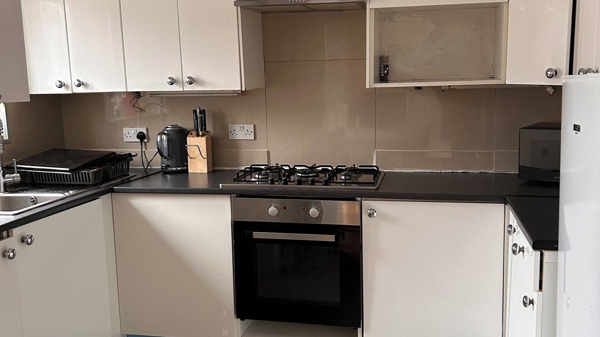 Ealing Common Apartment | 2 Bedroom Flat- Direct Travel to Central London and Heathrow!