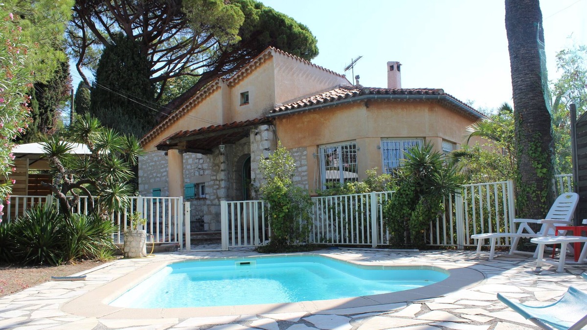 Cagnes-sur-Mer Villa | 2 bedroom flat in a charming villa. Private pool, garden, parking. Dogs allowed.