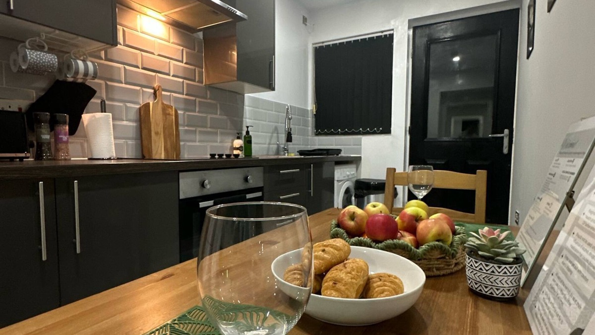 Plasnewydd Apartment | 2 Bedroom flat With Hot Tub In Cardiff 15 mins walk to city centre