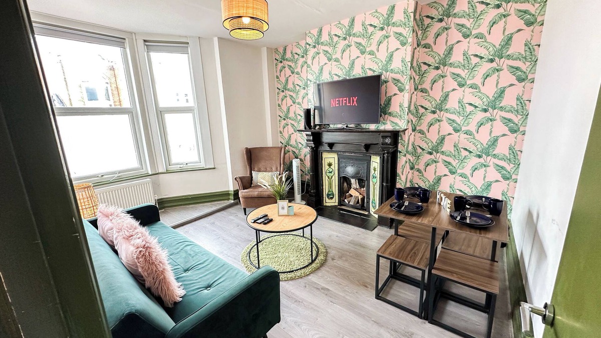 Askew Apartment | 2 Bedroom Flat with indoor fireplace in Shepherds Bush near White City London