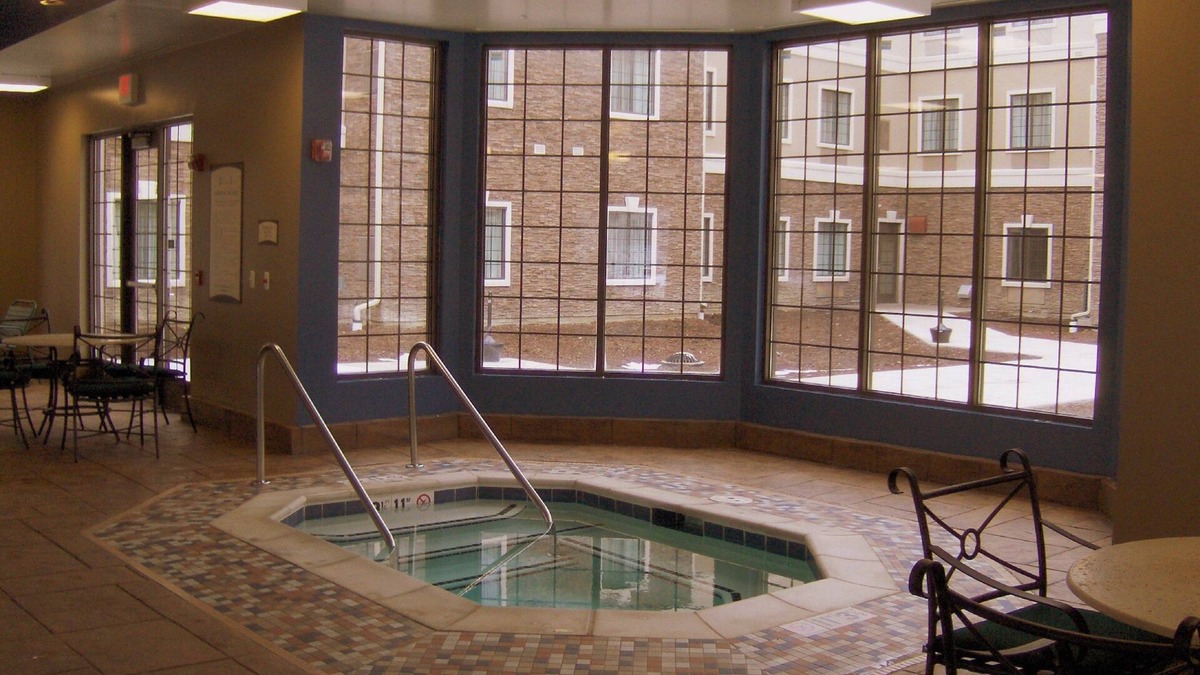Novi Condo | 2 Bedroom | Free Breakfast. Indoor Pool & Hot Tub