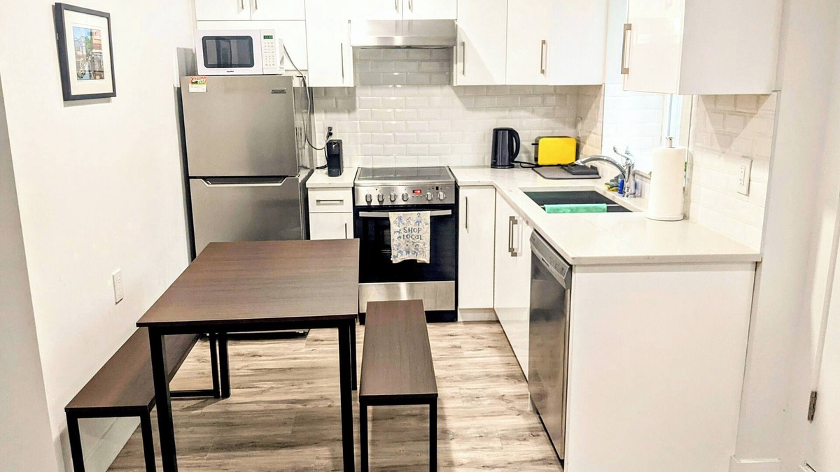 Grandview-Woodland Apartment | 2 Bedroom Garden Apt. Free Parking. Quiet Family Area. 10 Minutes to Downtown