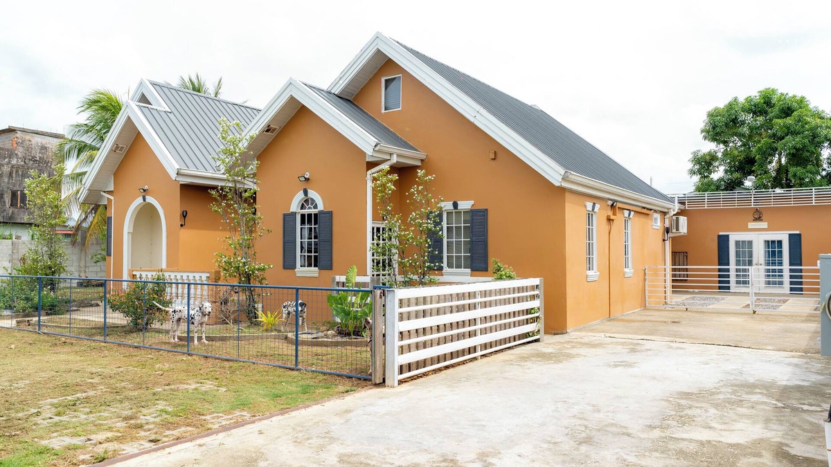 Arouca Apartment | 2 Bedroom gated Annex -pool, king & queen beds, free parking and wifi