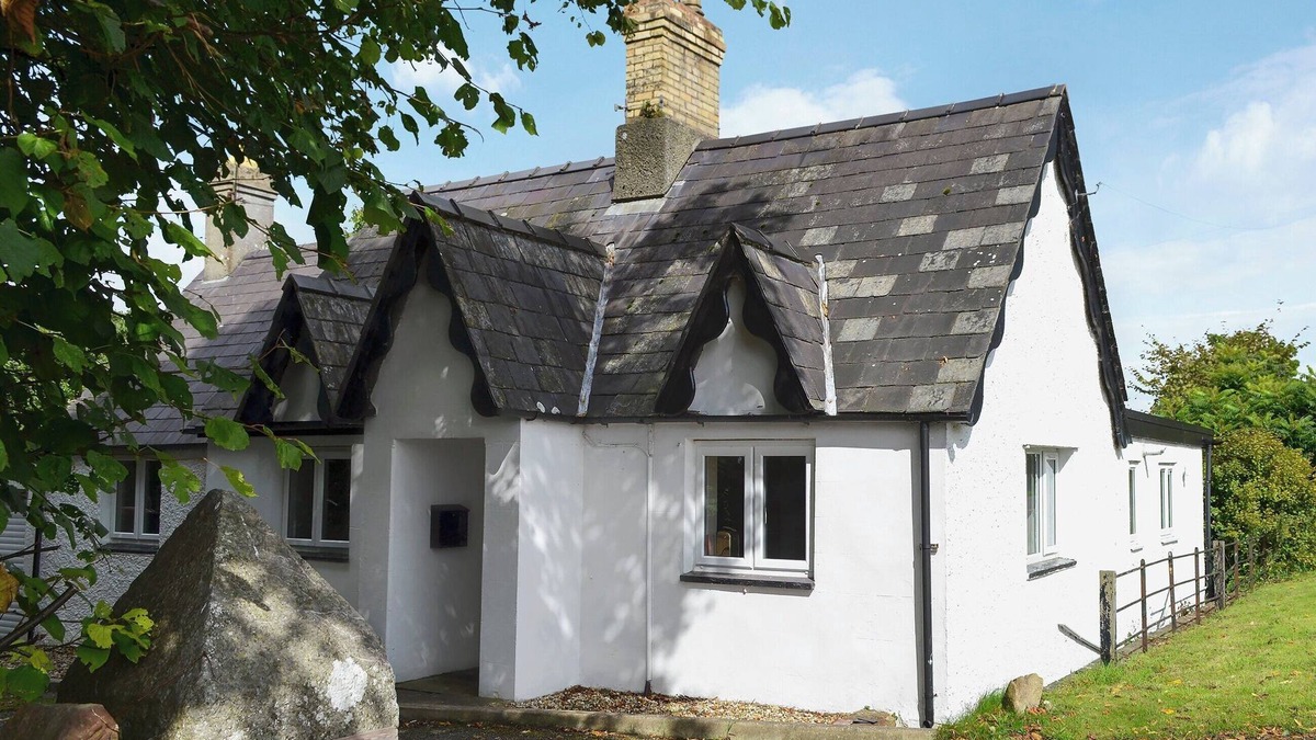 Llanfairpwllgwyngyll Cottage | 2 bedroom accommodation in Dwyran, near Llanfairpwllgwyngyll