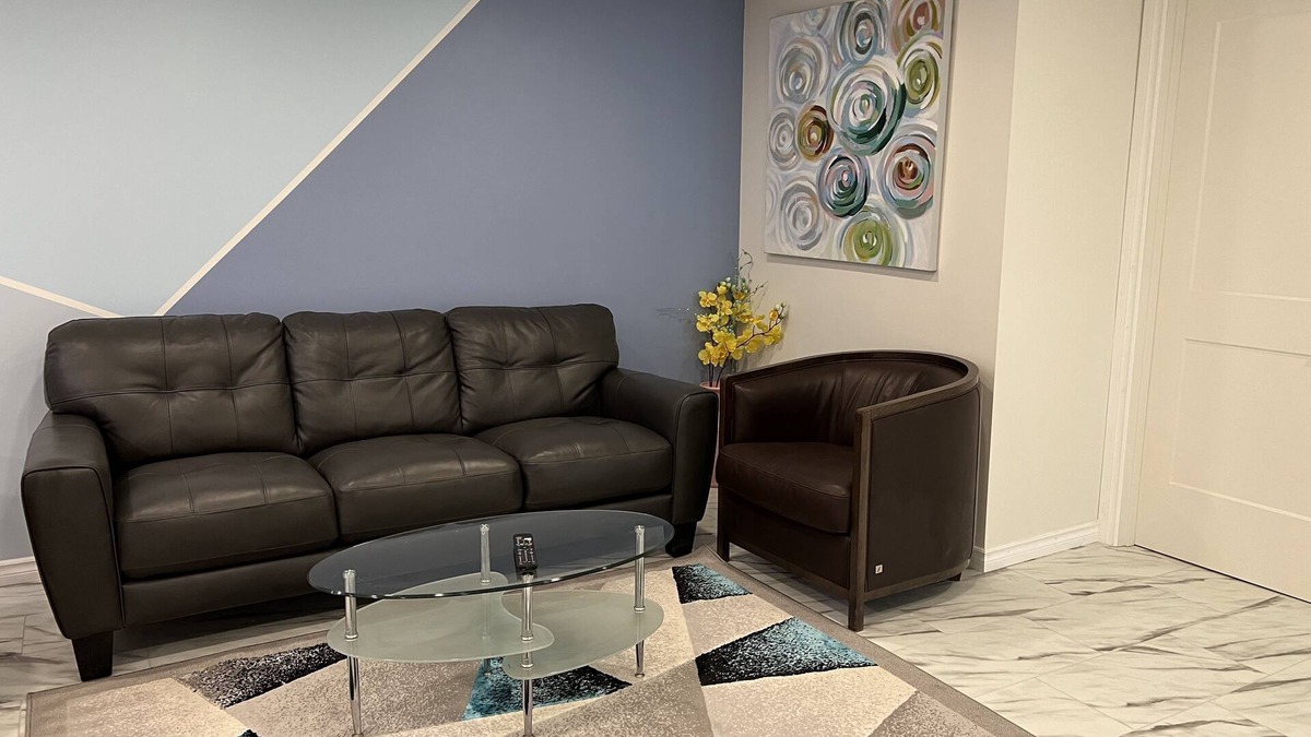 Highland Park House | 2 Bedroom Guest Suite Central Calgary Near Airport & DT