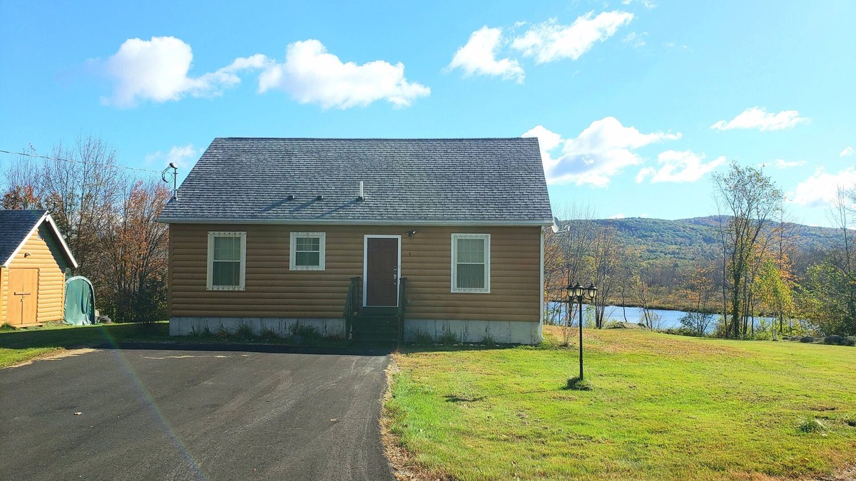 West Paris House | 2-bedroom Home on the shore of Moose Pond, West Paris. Maine with WiFi, AC