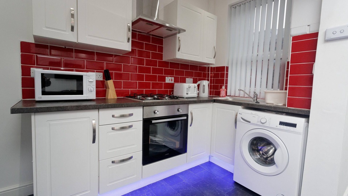 Leeds Apartment | 2 Bedroom house near Leeds Cente- St Hilda's