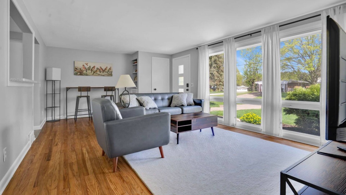 North Canton House | 2-bedroom house - Office - 3 seasons room - Garage in North Canton with WiFi, AC