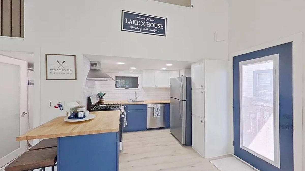 Lakeland House | 2-bedroom house on Strawberry Lake in Pinckney, MI with hot tub, WiFi.