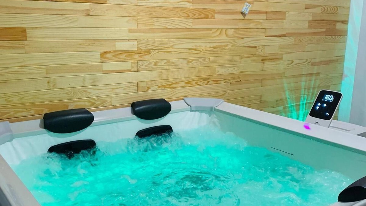 Broons House | 2-bedroom house with jacuzzi for up to 4 people with family and friends