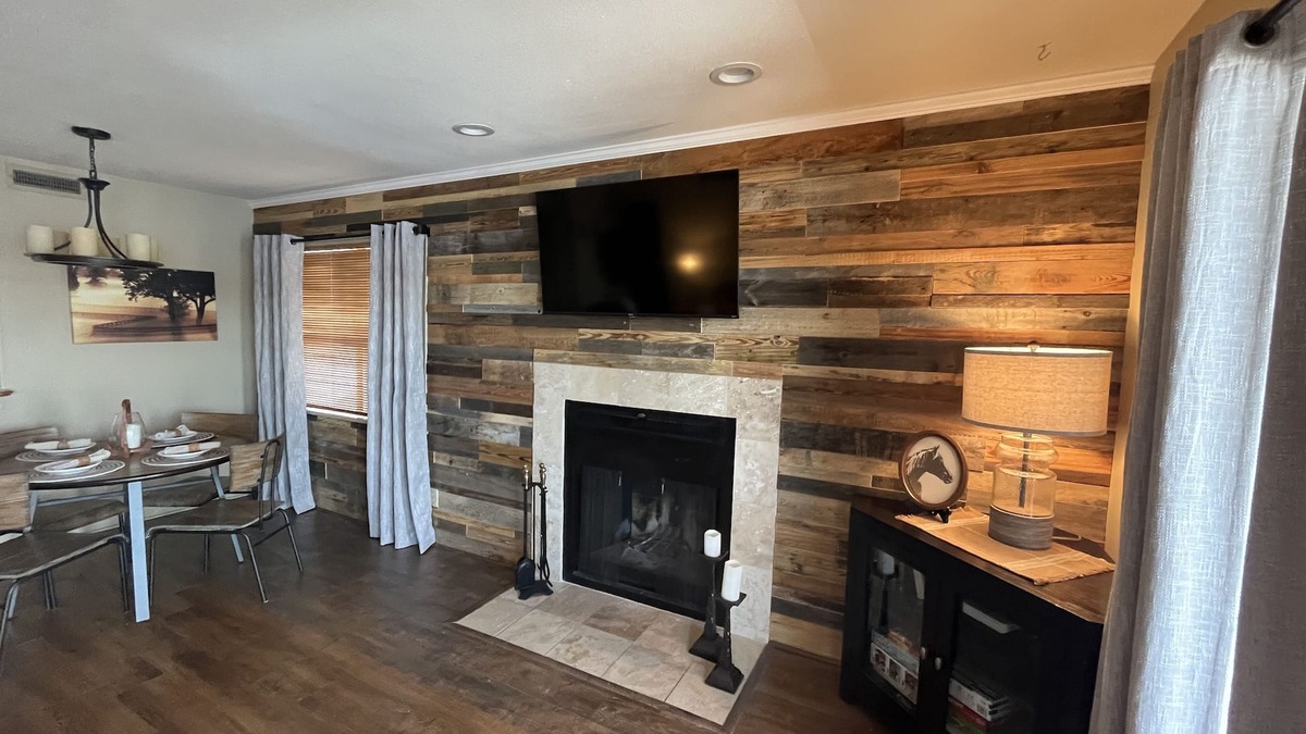 Lake Hamilton Condo | 2 bedroom lakefront Lake Hamilton condo with boat slip, minutes to Oaklawn.