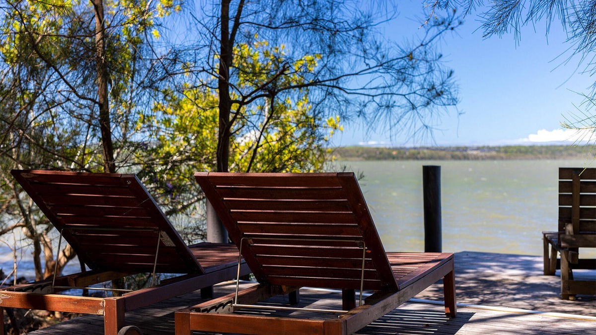 Weyba Downs House | 2 Bedroom Lakehouse - Absolute Lakefront Retreat minutes from Noosa -