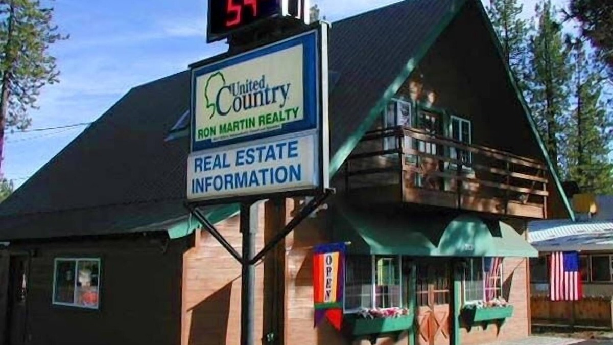 Chester Cabin | 2 Bedroom, Living room, Suite Chester/Lake Almanor Sleeps 4, Read Description.