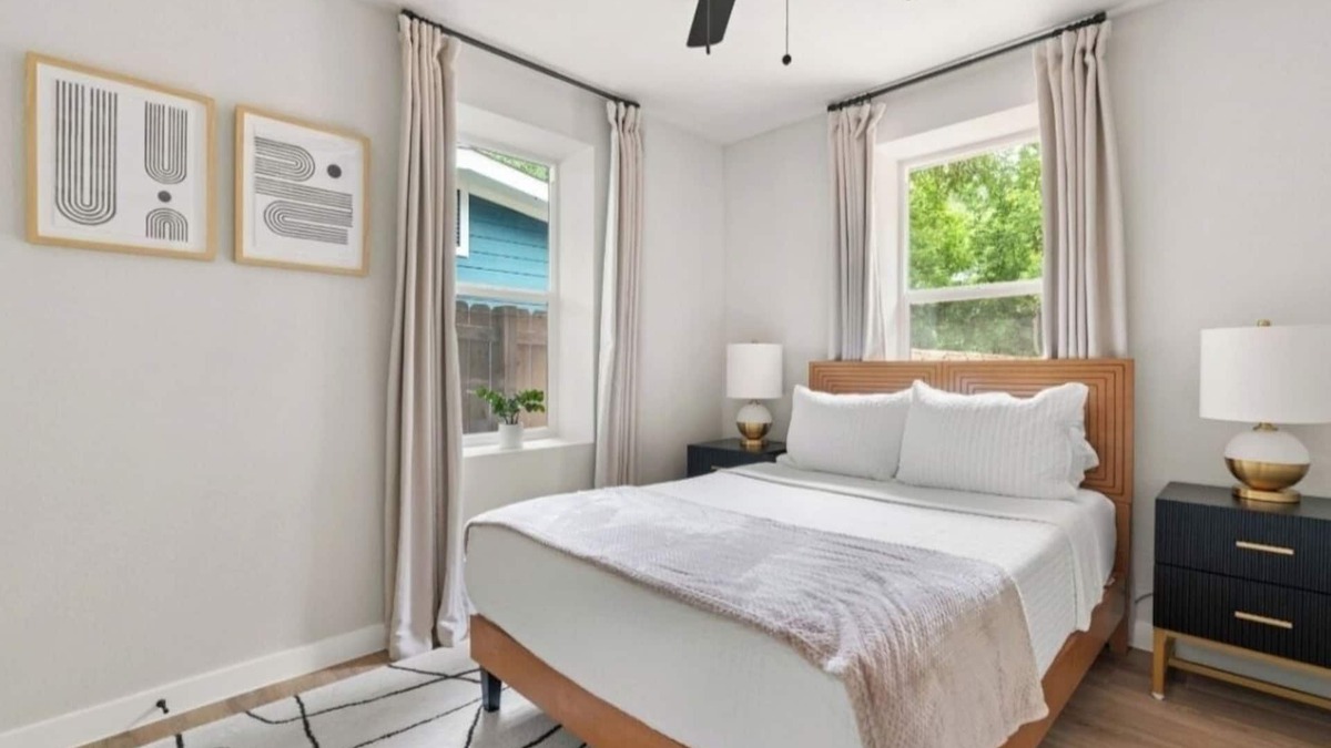 East MLK Cabin | 2-bedroom lodge in lovely Austin with WiFi, AC