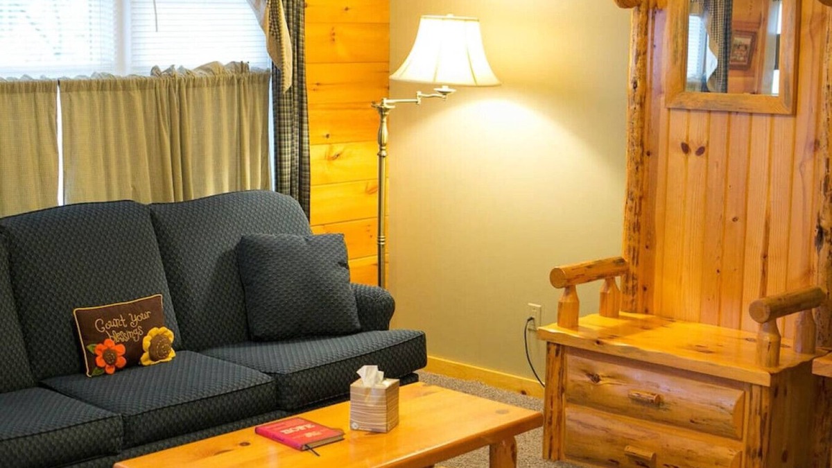 Millersburg Apartment | 2 Bedroom Lodge Suite with Kitchen, Fireplace, and Jacuzzi Tub