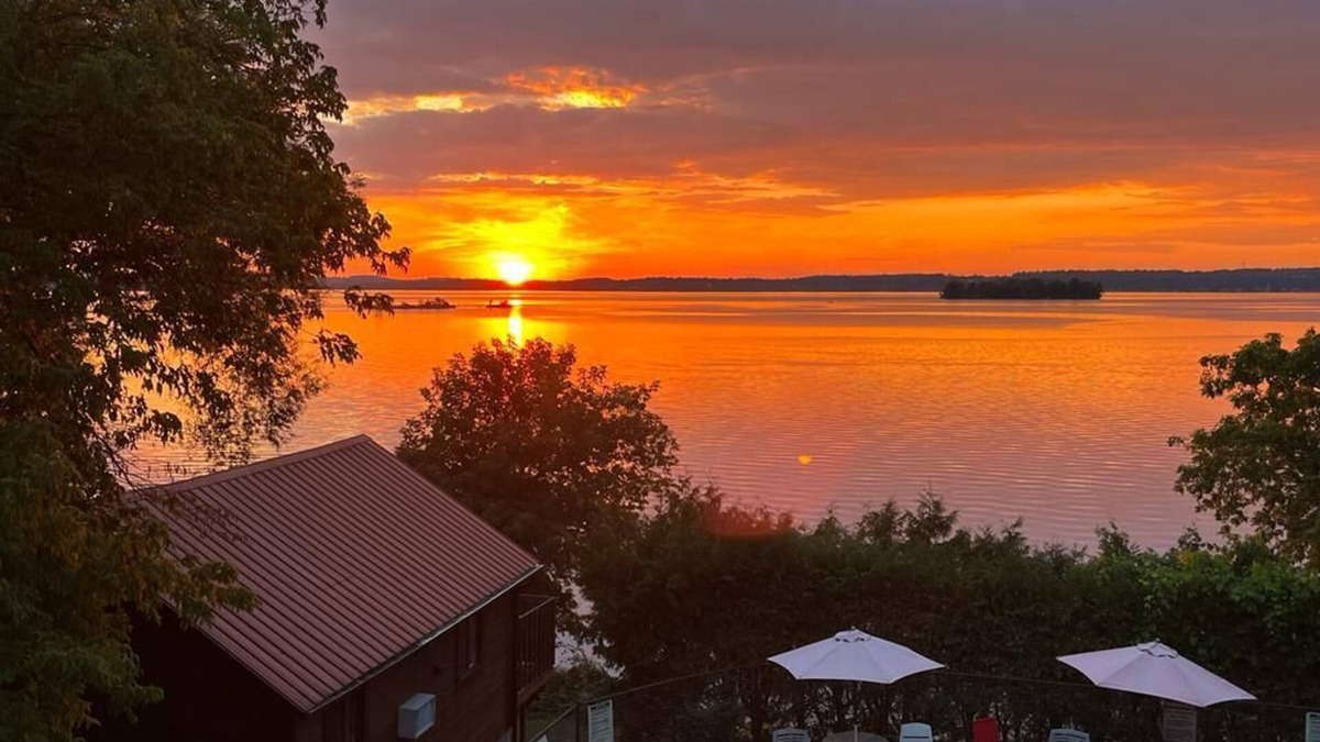 Harwood Cottage | 2 Bedroom loft #7, fireplace, a lake view outdoor sauna