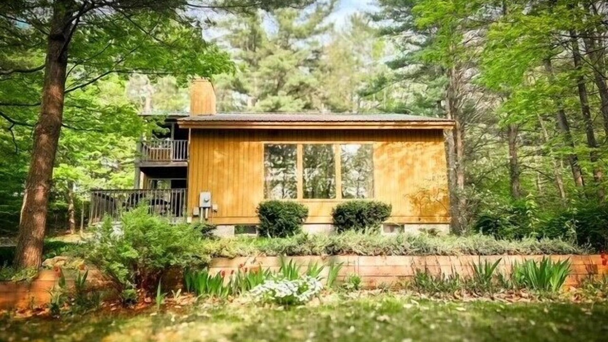 Lake Leelanau House | 2 bedroom + loft near Lake Leelanau. Fire pit, W/D, WIFI