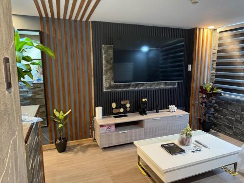 Malamig Apartment | 2 bedroom loft type with 2 baths Near Rockwell