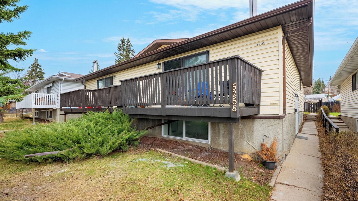Montgomery House | 2-Bedroom Lower Unit Near Bow River w Wifi & Desk