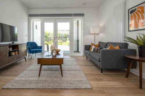 Walton-on-Thames Apartment | 2-Bedroom Luxury apt with Gym, roof terrace, Free Parking and 3 min walk to train st
