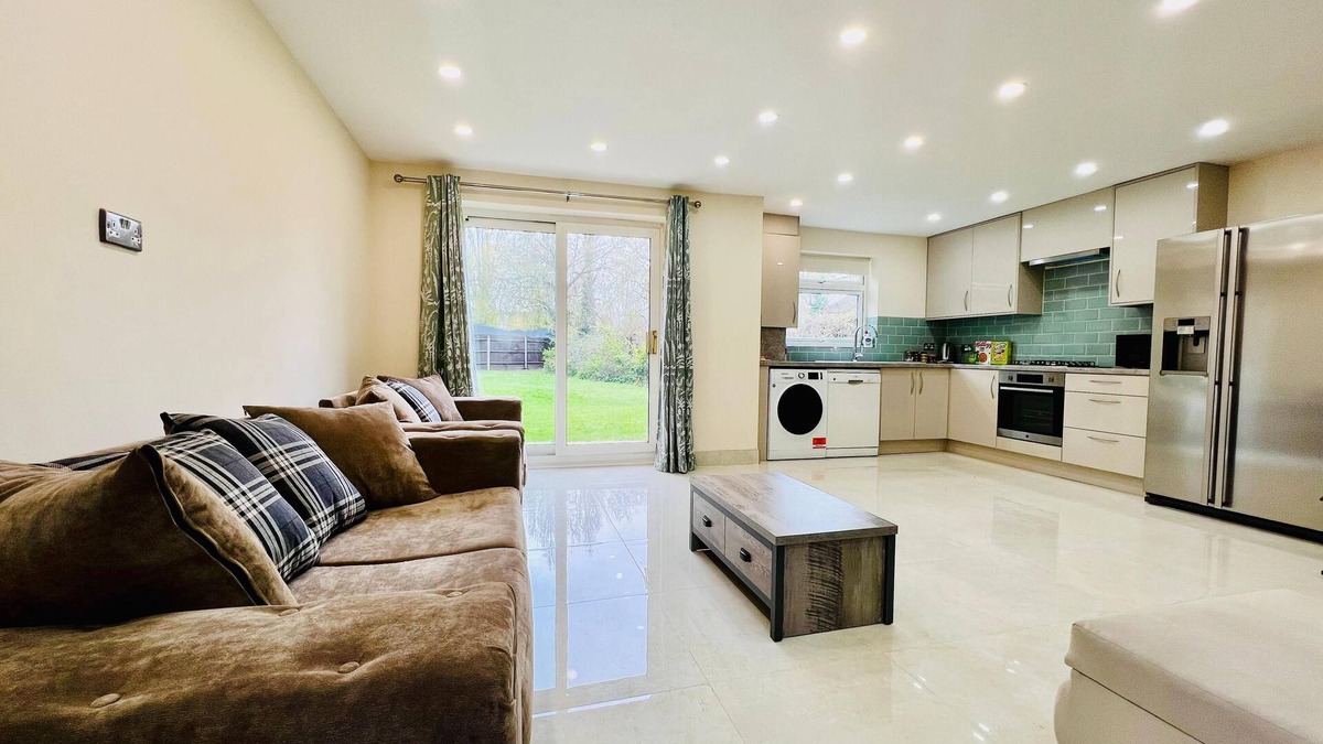 Uxbridge South Apartment | 2 Bedroom Luxury Flat or Appartment near Heathrow with Garden