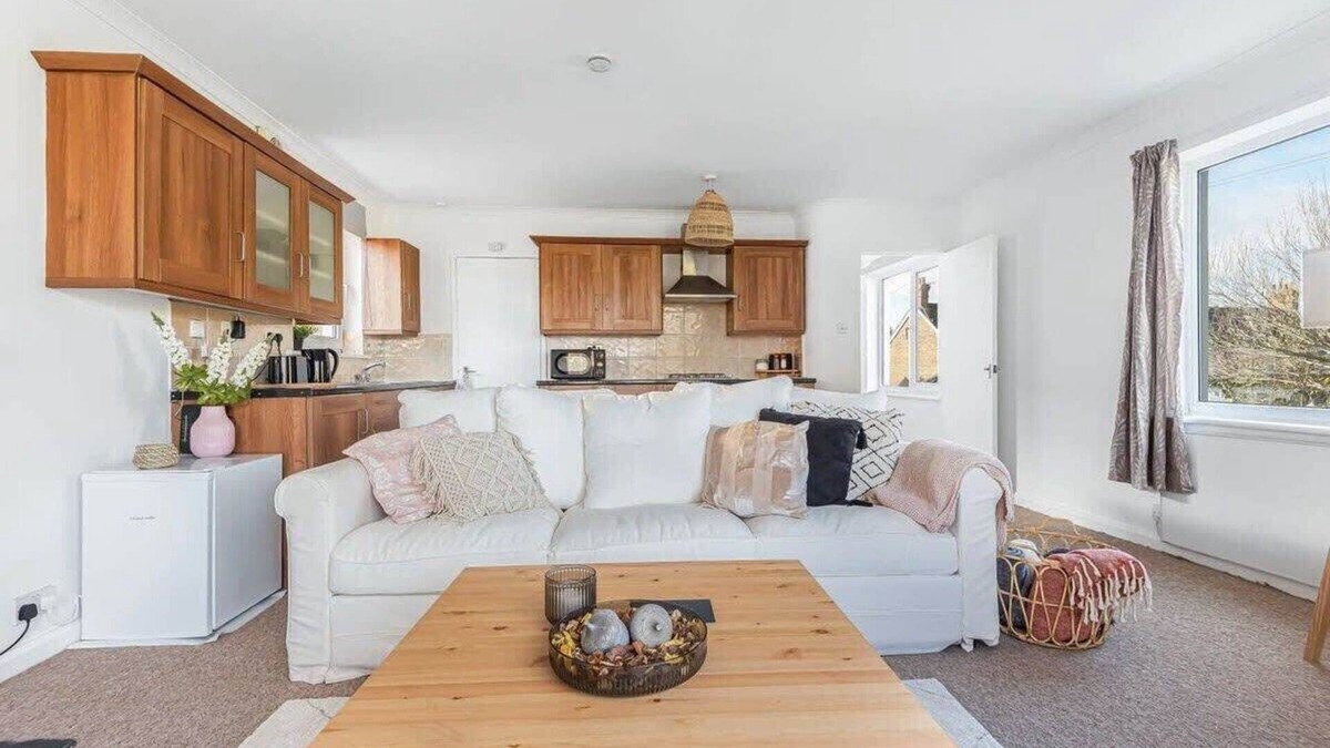 Five Oak Green Apartment | 2 Bedroom Maisonette with Parking and WiFi