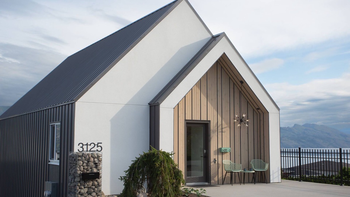 Central Okanagan House | 2 bedroom modern lakeview home near wine trail