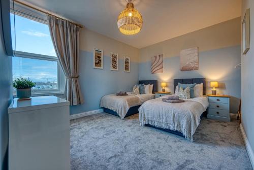 Southsea House | 2-Bedroom Modern, Stunning & Stylish Contractor House, Sleeps 4, Prime Portsmouth Location with Free Parking Permit - by Blue Puffin Stays