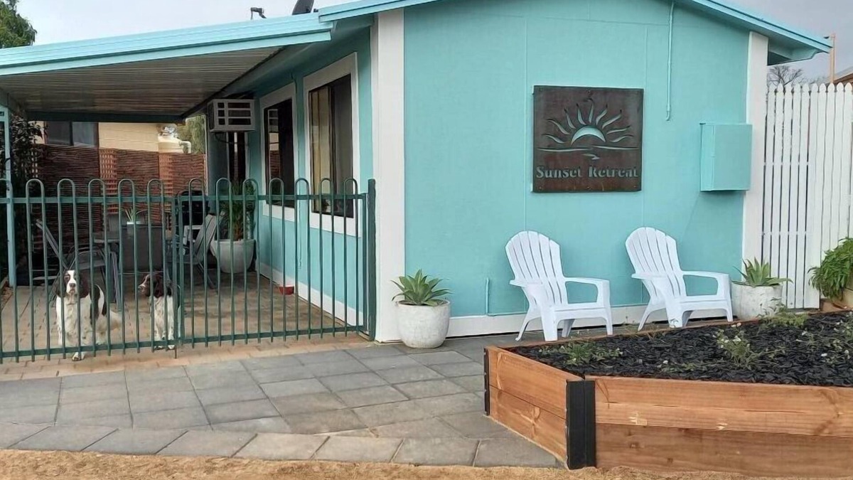 Barmera House | 2 bedroom pet friendly cottage right next to the lake