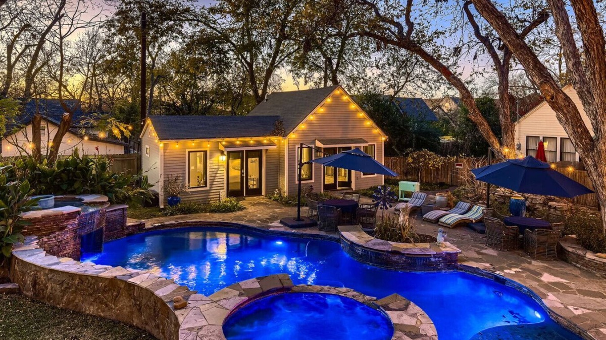 Georgetown House | 2 Bedroom Pool house near downtown Georgetown