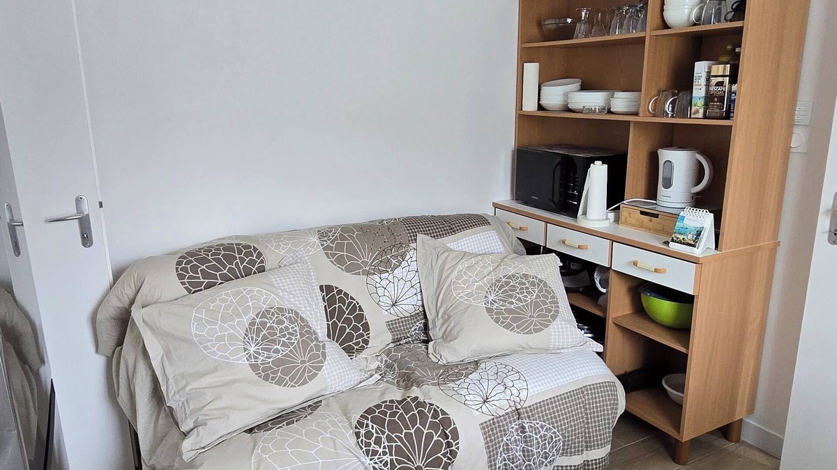 Curzon Apartment | 2-bedroom self-contained apartment sleeps 4 to 6, 20min from beach